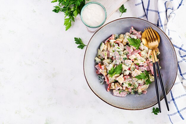 Salade à la mode. Salade de jambon, paprika, concombre et fromage. Alimentation saine, régime cétogène, concept de déjeuner diététique. Menu diététique Keto / Paleo. Vue de dessus, frais généraux