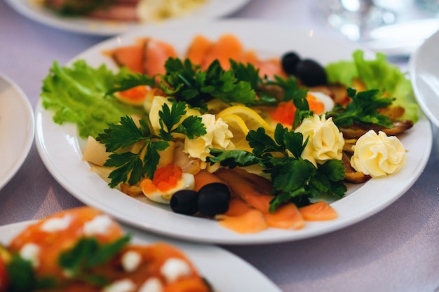 Salade de morceaux de poisson rouge, de citron et d'autres ingrédients