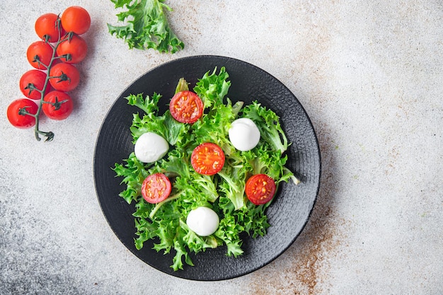 salade de mozzarella laitue tomate légumes vitamines repas collation sur la table