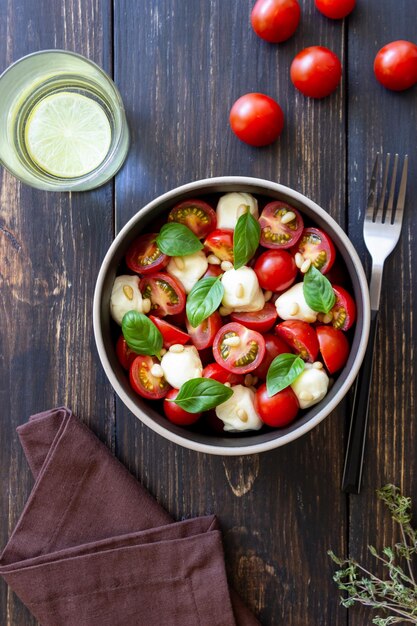 Salade de mozzarella, tomates, noix et basilic Alimentation saine Alimentation végétarienne