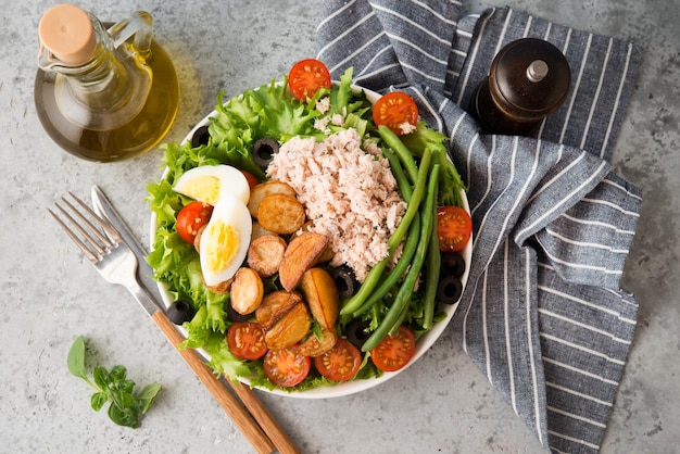 Salade niçoise au thon, haricots, légumes et pommes de terre, vue de dessus