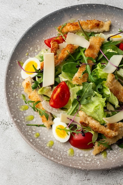 Salade niçoise au thon oeuf haricots verts tomates olives laitue oignons et anchois sur fond blanc des aliments sains