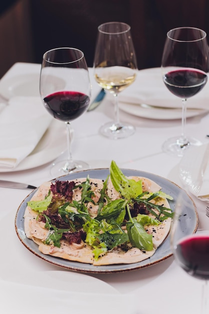 Salade niçoise servi dans un restaurant à Cannes France vue inclinée horizontale