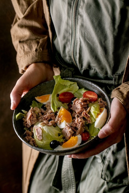 Photo salade niçoise traditionnelle au thon en conserve