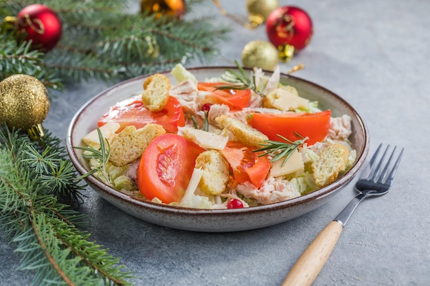 Salade de Noël. Salade César au poulet avec croûtons, fromage râpé, tomate