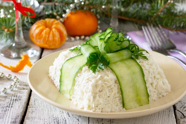 Salade de Noël avec viande, champignons et concombre