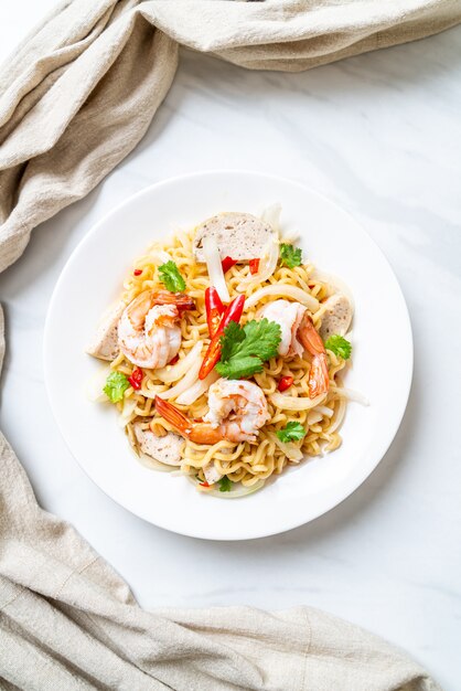 salade de nouilles instantanées épicée aux crevettes