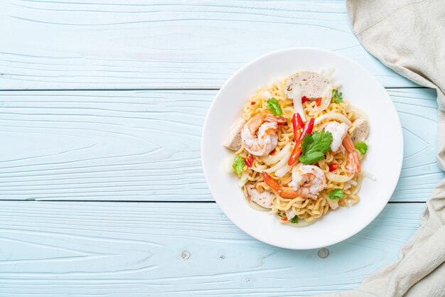 salade de nouilles instantanées épicée aux crevettes