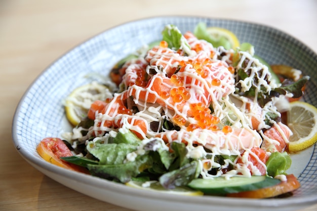 Salade avec de la nourriture japonaise de saumon