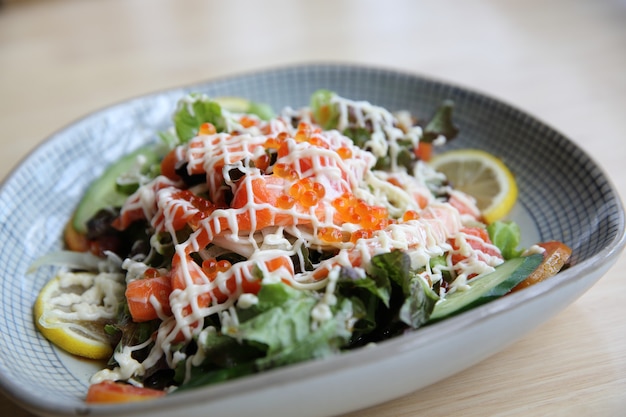 Salade avec de la nourriture japonaise de saumon