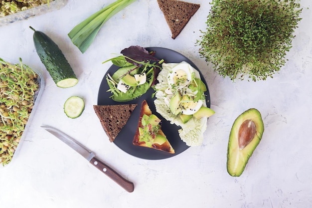 Salade d'œufs durs à l'avocat, pousses de micro-légumes et roquette sur une assiette