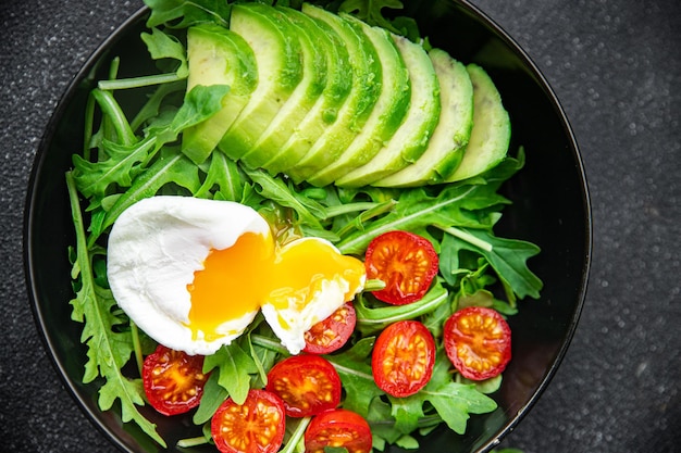 salade d'oeufs pochés avocat roquette tomate salade verte feuilles repas sain collation alimentaire