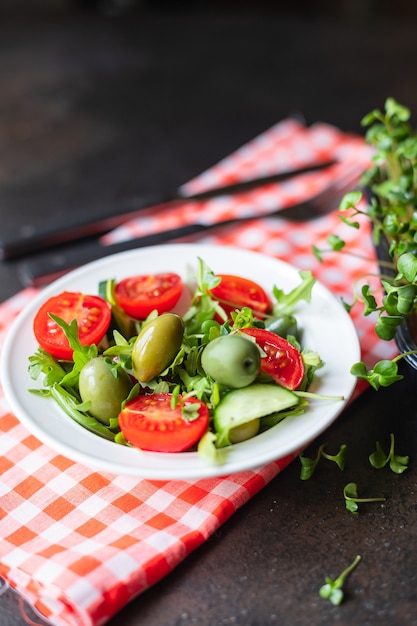 Photo salade olive fruit légume olives tomate concombre laitue mélange feuilles collation régime céto ou paléo