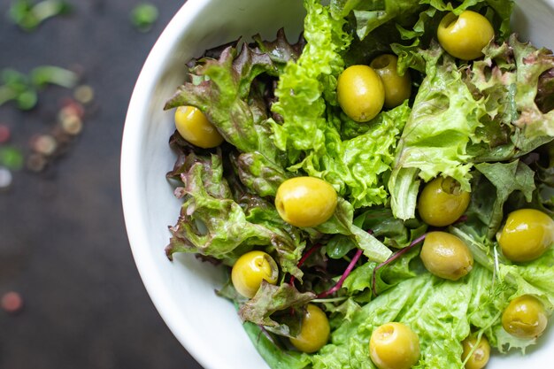 salade d'olives feuilles pétales verts mélange de laitue céto frais ou régime paléo