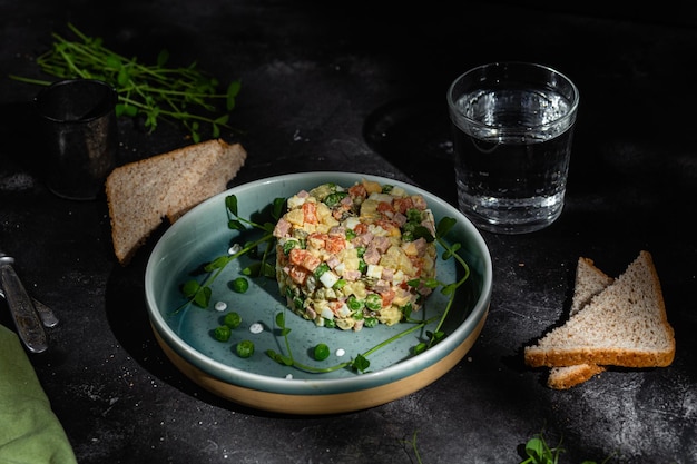 Salade Olivier dans une assiette