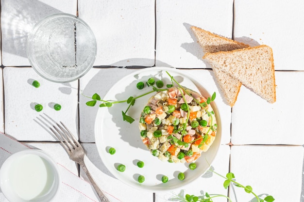 Salade Olivier dans une assiette