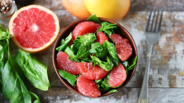 Salade de pamplemousse aux épinards dans un bol