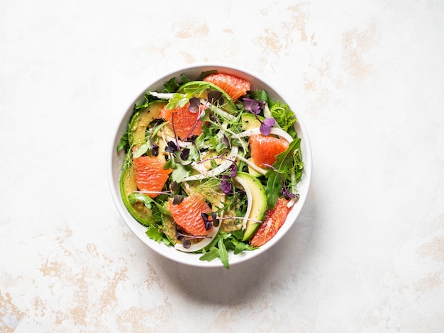 Salade de pamplemousse et fenouil dans un bol blanc