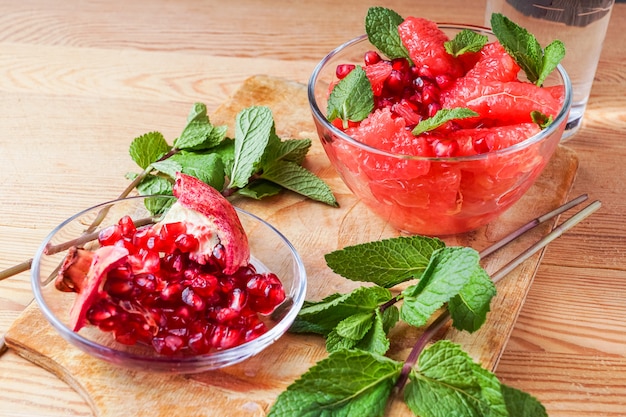 Salade de pamplemousse fraîche dans le bol