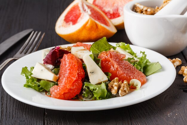 Salade de pamplemousse et de fromage bleu