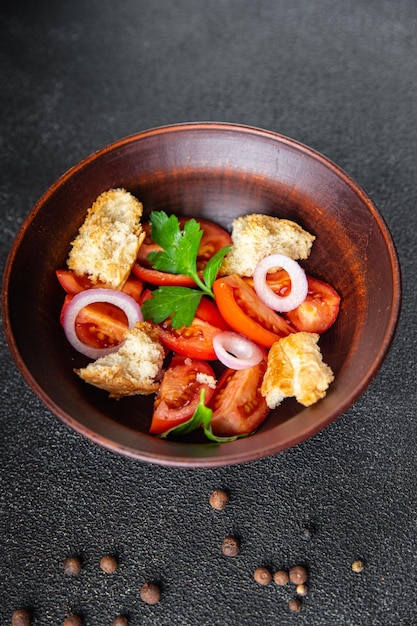 Salade Panzanella pain grillé séché tomate oignon repas snack copie espace alimentaire arrière-plan rustique