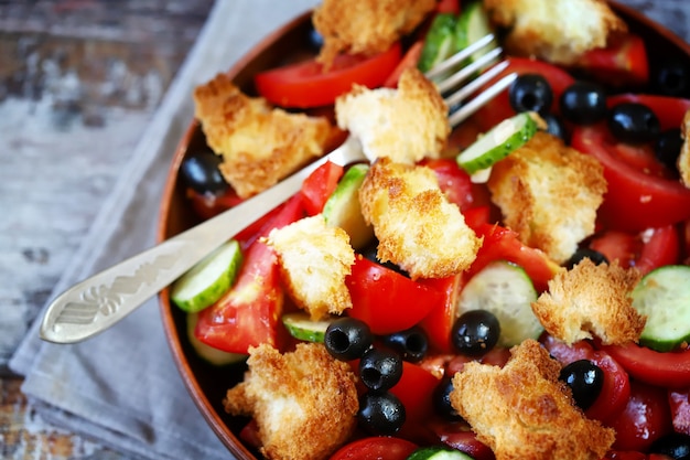 Salade Panzanella avec pain olives et tomates