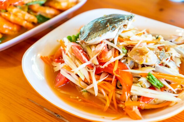 Salade de papaye au crabe bleu