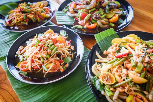 Photo salade de papaye servie sur la table à manger salade de papaye verte épicée cuisine thaïlandaise sur plaque