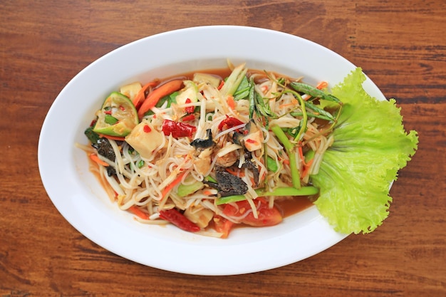 Salade de papaye Som Tam Pa les aliments thaïlandais traditionnels sur fond de table en bois La nourriture populaire la plus recherchée en Thaïlande