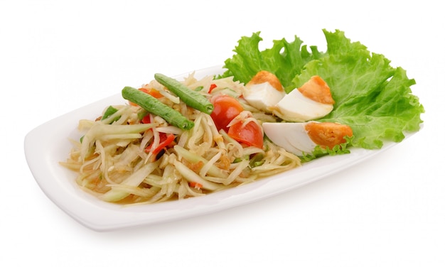 Salade de papaye (Som Tum Thai) sur blanc