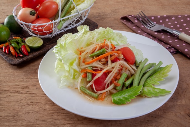 Salade de papaye thaïlandaise ou Som Tum isolé sur fond blanc