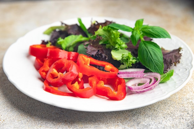 Salade de paprika au poivre Légumes Feuilles vertes douces Plat frais Repas sain Nourriture collation sur la table