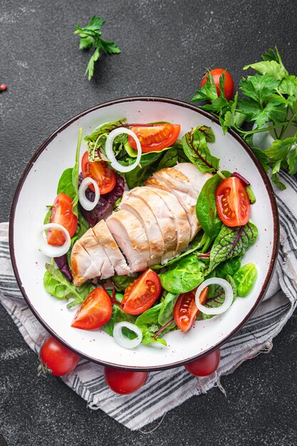 Salade de Pâques poitrine de poulet aux légumes tomate oignon mélange de laitue verte feuilles de légumes frais