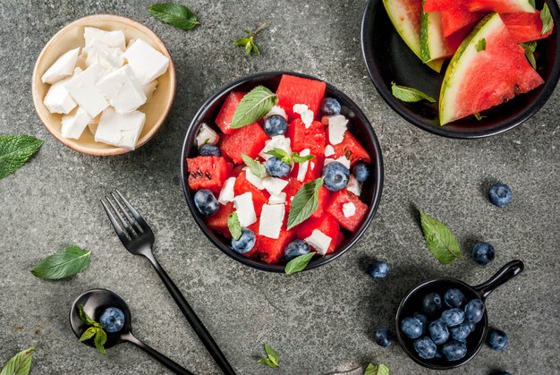 Salade de pastèque, feta et baies fraîches