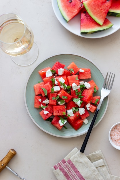 Salade de pastèque, fromage blanc et menthe. Alimentation équilibrée. La nourriture végétarienne.