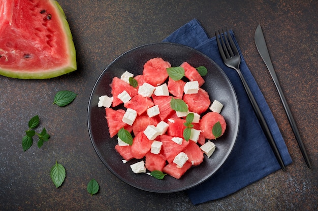 Salade de pastèque et fromage feta sur une plaque noire