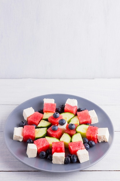 Salade de pastèque avec fromage feta Salade saine avec bleuets concombres pastèque et fromage