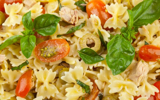 Salade de pâtes au thon et tomates cerises