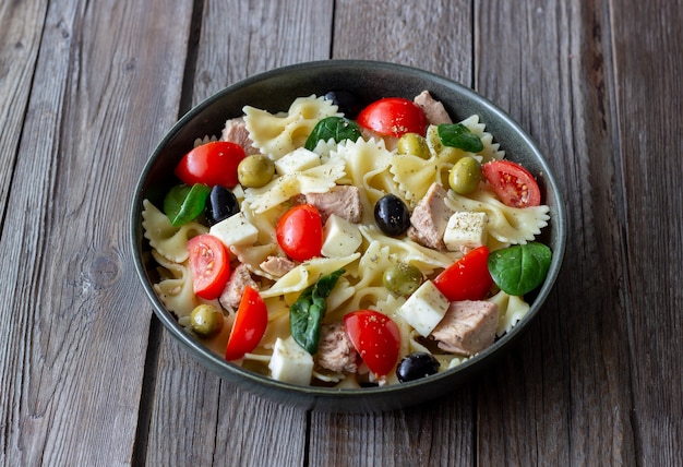 Salade de pâtes au thon, tomates et fromage blanc. Farfalle. Alimentation saine. Diète.