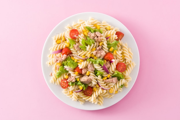 Salade de pâtes aux légumes isolé sur rose, vue de dessus