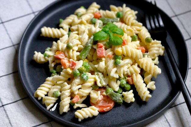 Salade de pâtes aux légumes avec sauce et épices