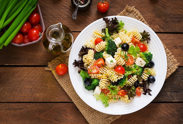 Salade de pâtes aux tomates, au brocoli, aux olives noires et au feta du fromage