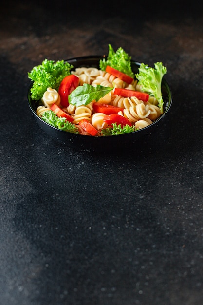 salade de pâtes aux tomates et letucce