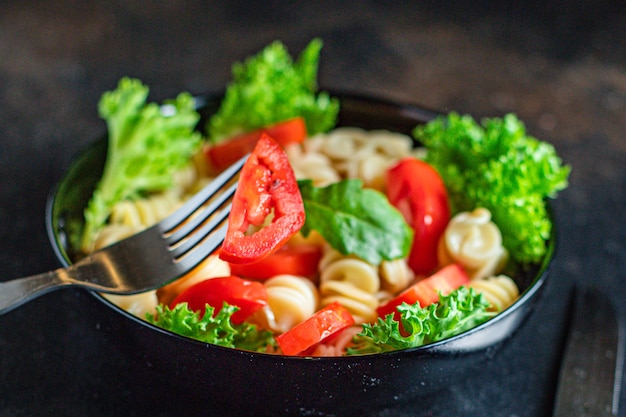 salade de pâtes aux tomates et letucce