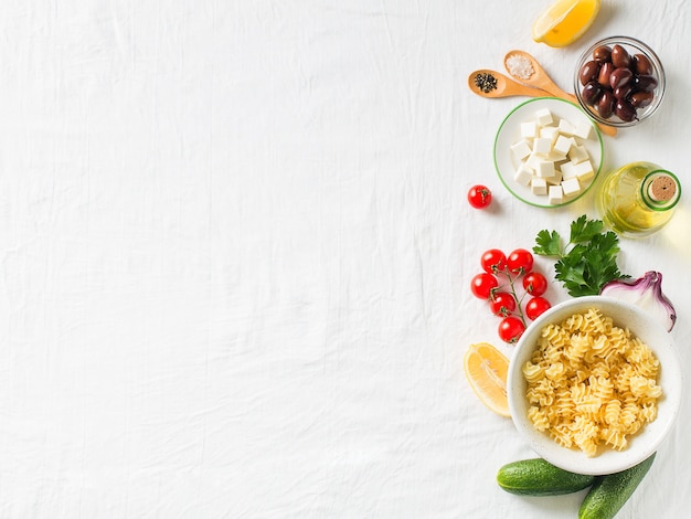 Salade de pâtes dans une assiette avec des ingrédients