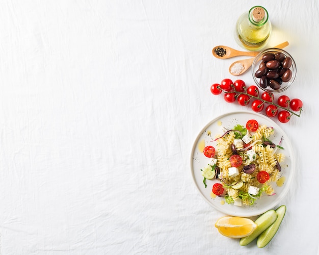 Salade de pâtes dans une assiette avec des ingrédients