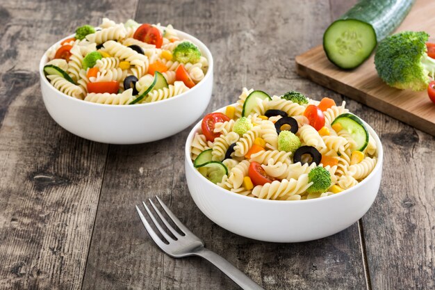 Salade de pâtes dans un bol sur une table en bois rustique