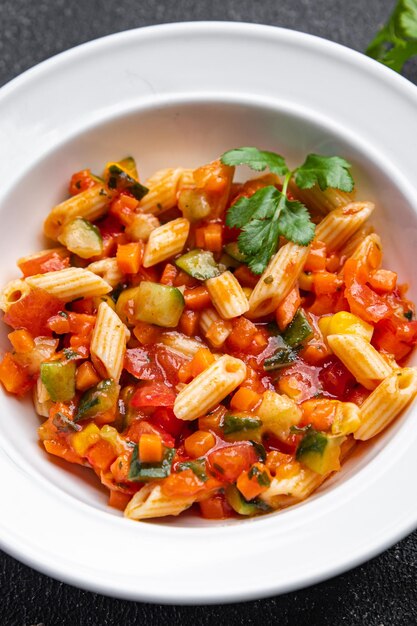 salade de pâtes fraîches tomate concombre maïs légumes pâtes penne repas collation alimentaire sur la table