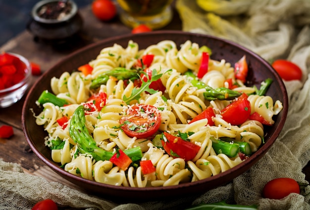 Salade - pâtes fusilli aux tomates, asperges et poivrons