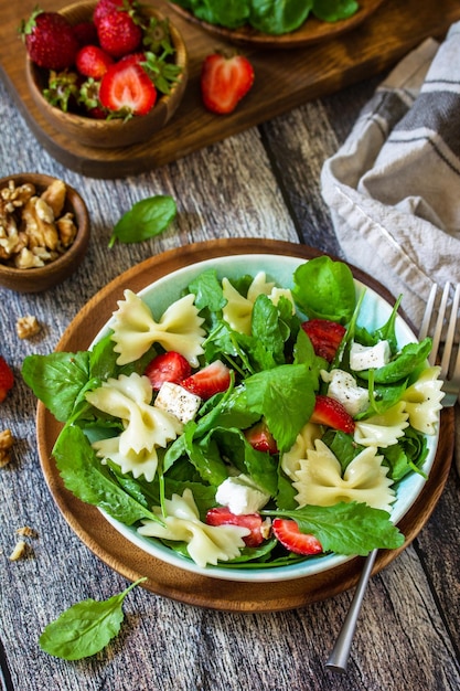 Salade de pâtes italiennes aux fraises roquette noix fromage à pâte molle habillé